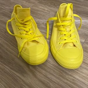 Converse yellow